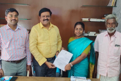 1-group1-acheiver-2023-Saranya-Devi-DSP-receiveing-wishes-from-Aarvam-IAS-academy-director-shibi-kumaran