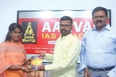 Joint-Commissioner-of-Income-tax-Sankar-Ganesh-Karuppaiah-meeting-with-civil-service-aspirants-at-Aarvam-IAS-Academy